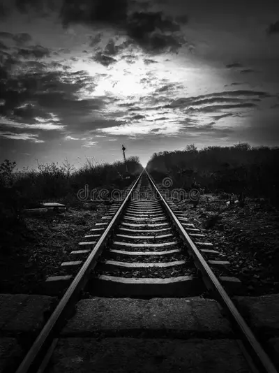 infinito-ferrocarril-al-horizonte-en-blanco-y-negro-escena-de-contraste-alto-166676311.webp
