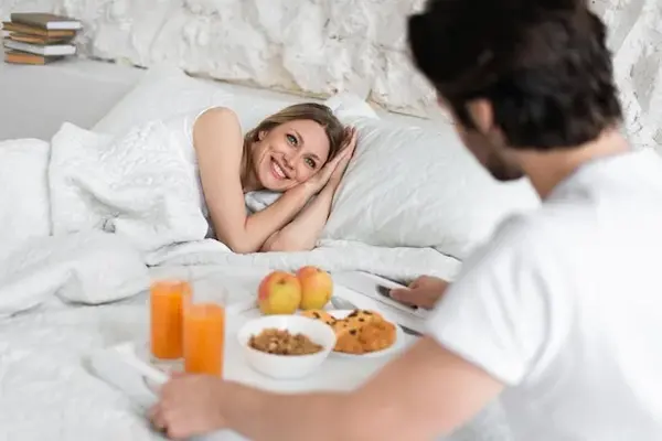 joven-romantico-trayendo-desayuno-cama-su-amada-mujer-casa_116547-21561.webp