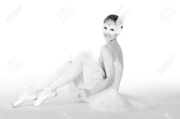 15040569-ballet-bailarina-en-una-falda-blanca-y-una-m-scara-de-carnaval-en-el-estudio-Foto-de...webp