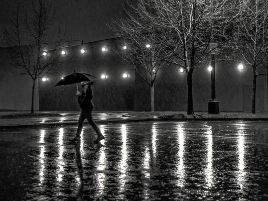 lights_dark_rain_night_woman_umbrella_sacramento_street-282540.webp