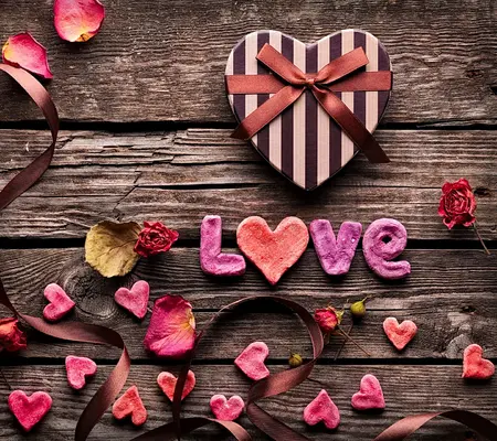 cute-love-for-mobile-phones-wallpaper-desktop-background-Is-4K-Wallpaper.webp