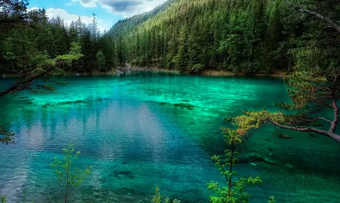 El-lago-verde-que-aparece-y-desaparece.webp