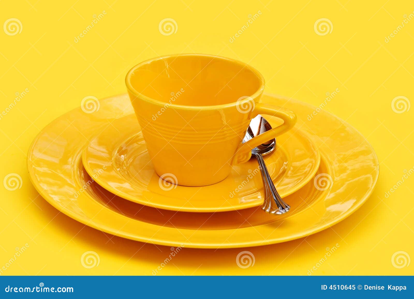 platos-amarillos-4510645.jpg